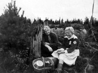 VVuokko Salminen ja Raili Dicman  Vuokko Salminen (o.s. Suominen) ja Raili Dickman marjassa,